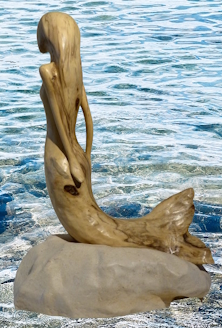 "Océane" est une sculpture en buis représentant La Femme Sirène.